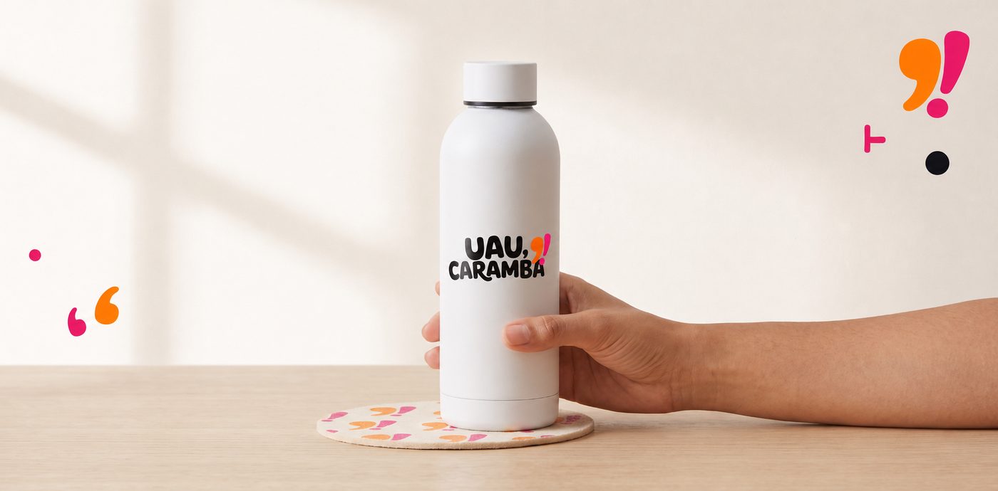 Garrafa branca personalizada com a logo Uau, Caramba! sobre a mesa