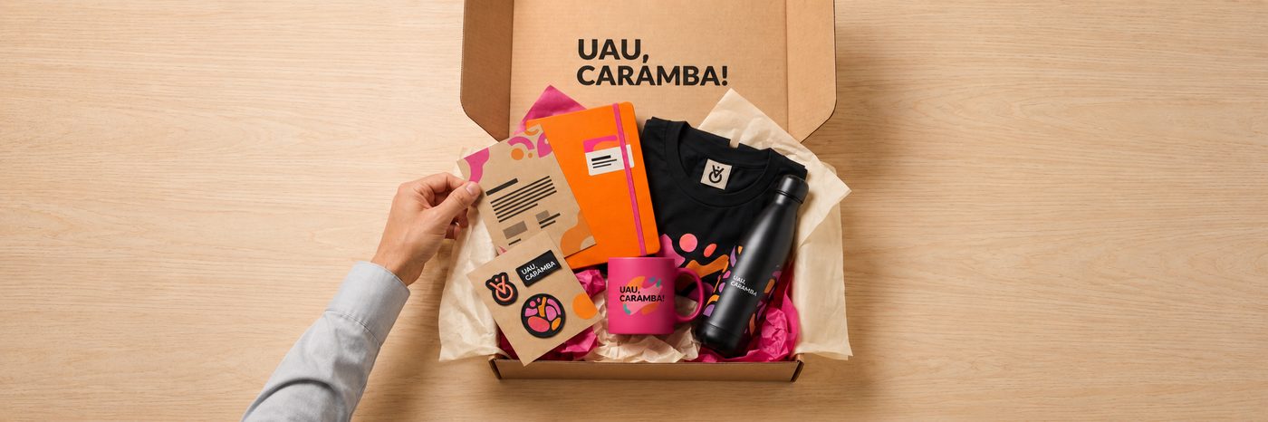 Kit corporativo Uau, Caramba! sendo aberto pelo cliente